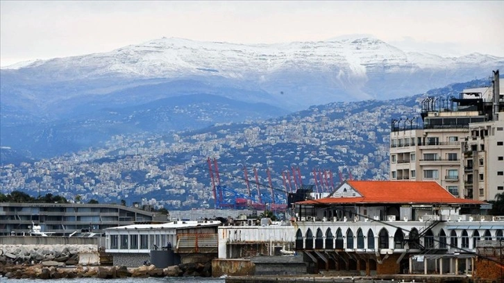 Lübnan'ın dağlarına kışın ilk karı düşerken sahilinde ise yazın sıcağı var