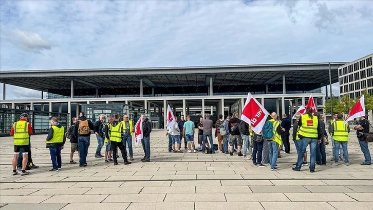 Lufthansa çalışanlarının grevi Frankfurt ve Münih'te havalimanlarını kilitledi