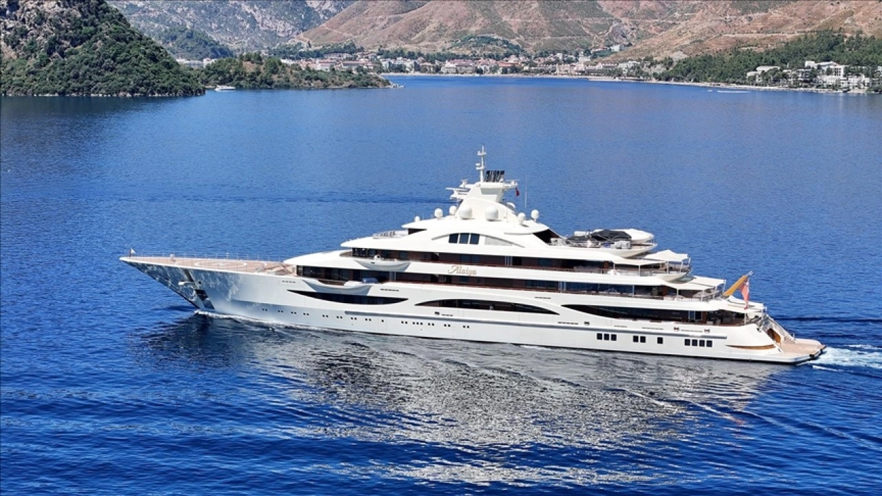 Lüks yat "Alaiya" Marmaris'te yakıt ikmali yapıldı