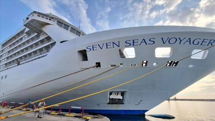 Lüks yolcu gemisi "Seven Seas Voyager" Antalya Limanı'na demirledi