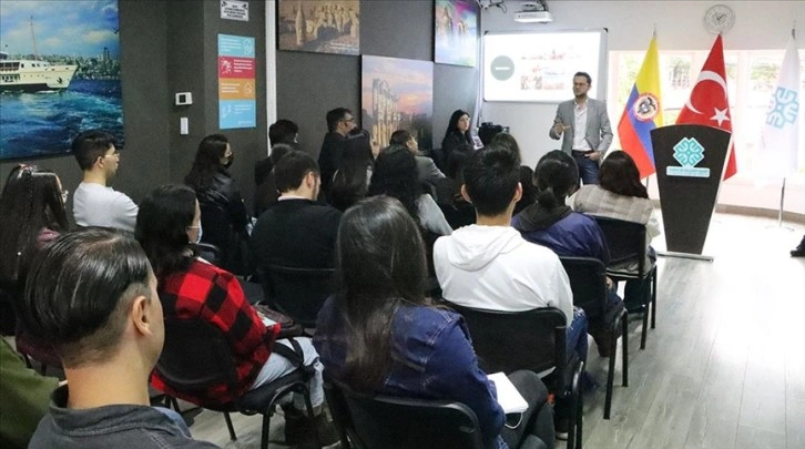 Maarif Vakfı, Kolombiya'da öğrencilere 'Türkiye Bursları' sunumu düzenledi