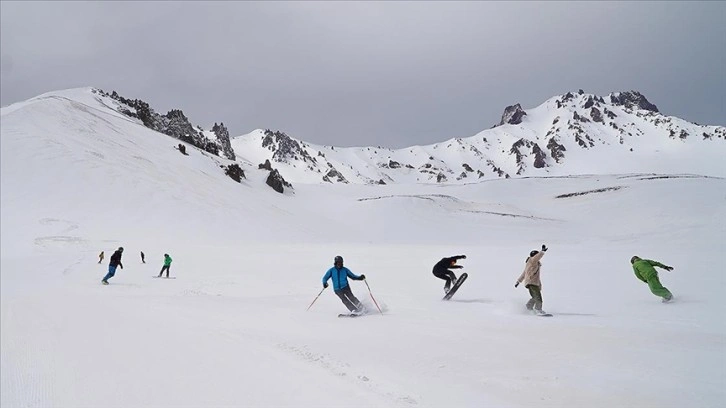 Macera tutkunu kayakçılar Erciyes'te 