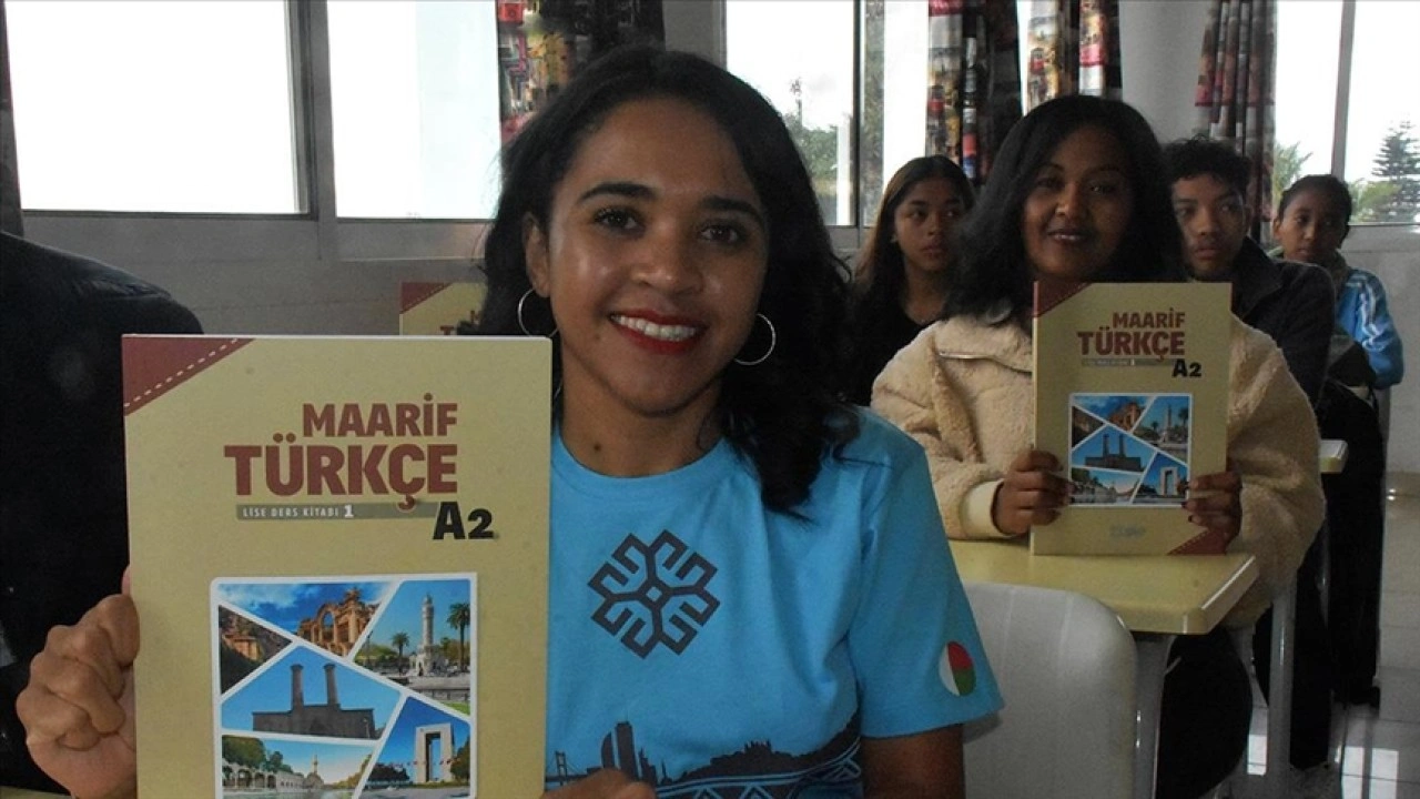 Madagaskarlı gençler ve çocuklar Maarif Okullarında Türkçe öğreniyor