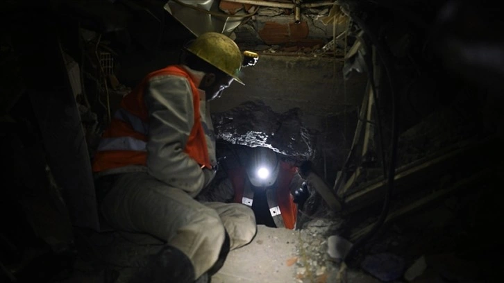 Madenciler, deprem enkazlarında çökmeyi önleyen 