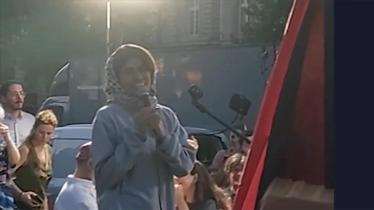 Madleen gemisinin Fransız aktivistlerinden AP üyesi Hassan, Paris'te coşkuyla karşılandı