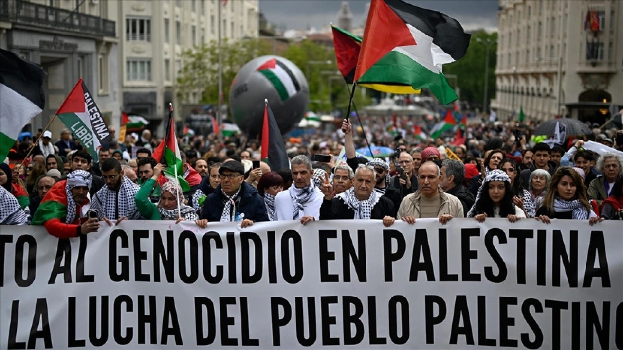 Madrid sokaklarını dolduran İspanyollar, İsrail'in Gazze'deki soykırımına tepki gösterdi