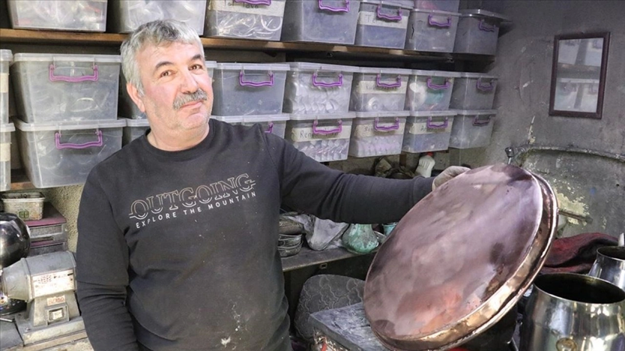 Mahmut usta 41 yıllık mesleğini bırakıp "unutulmasın" diye kalaycılığa başladı