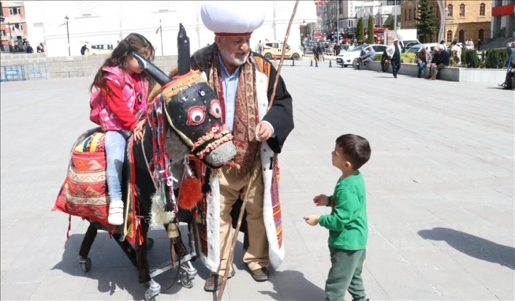 Maket eşeğiyle sokak sokak gezerek Nasreddin Hoca'nın hikayelerini anlatıyor