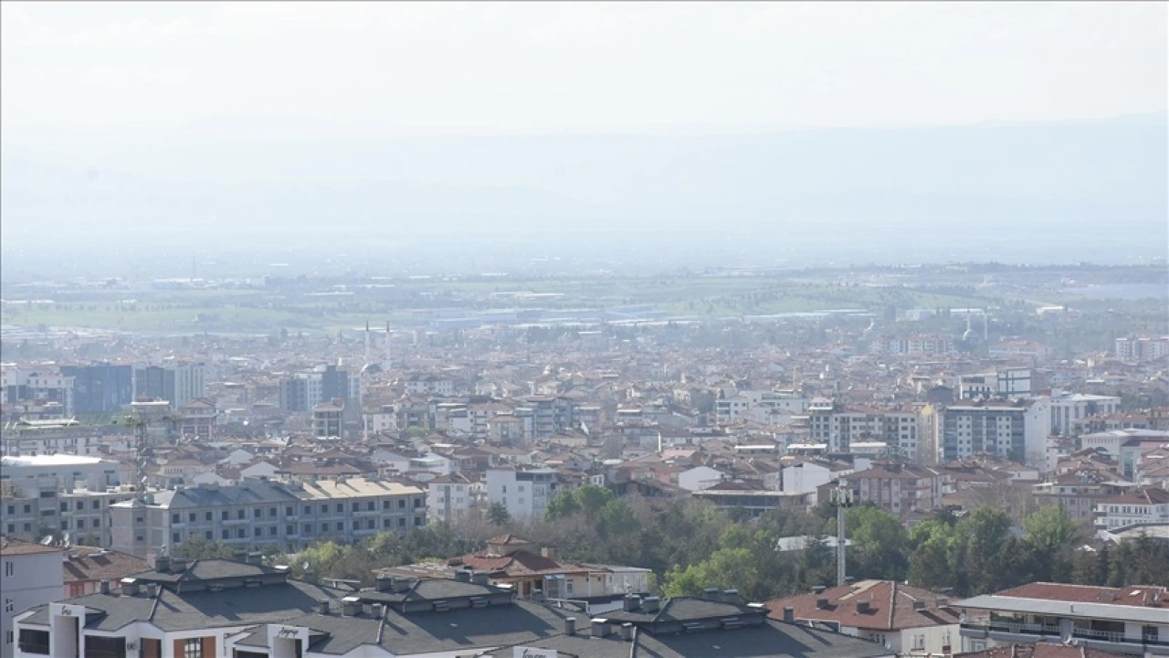 Malatya'da depremde hasar gören binaların yıkımı esnasında havaya karışan tozda asbeste rastlan