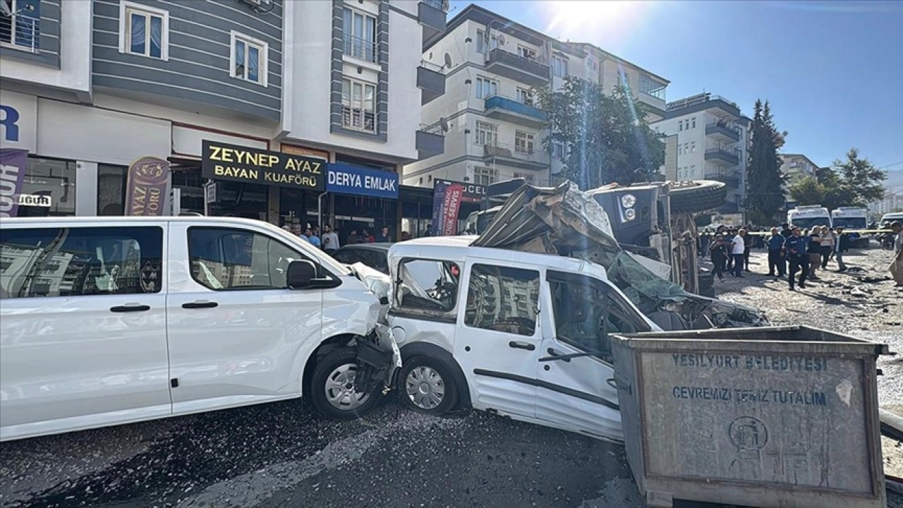 Malatya'da freni arızalanan kamyon 15 araca çarptı, 3 kişi yaralandı