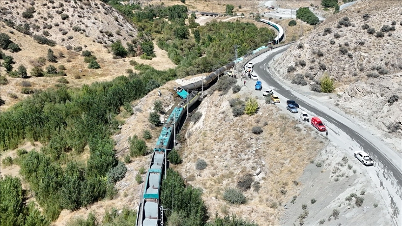 Malatya'da iki yük treninin çarpıştığı kazada makinist yaralandı