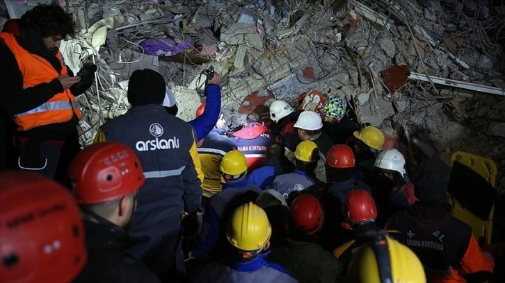 Malatya'da 2 kişi depremden 43 saat sonra enkazdan kurtarıldı