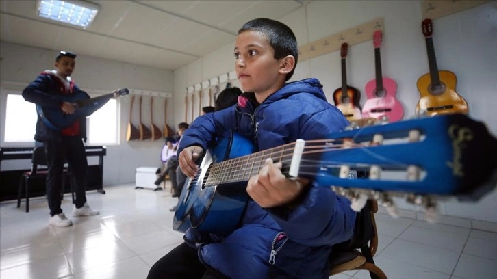 Malatya'da çocuk ve gençler depremin etkilerinden bilim, sanat ve sporla uzaklaşıyor