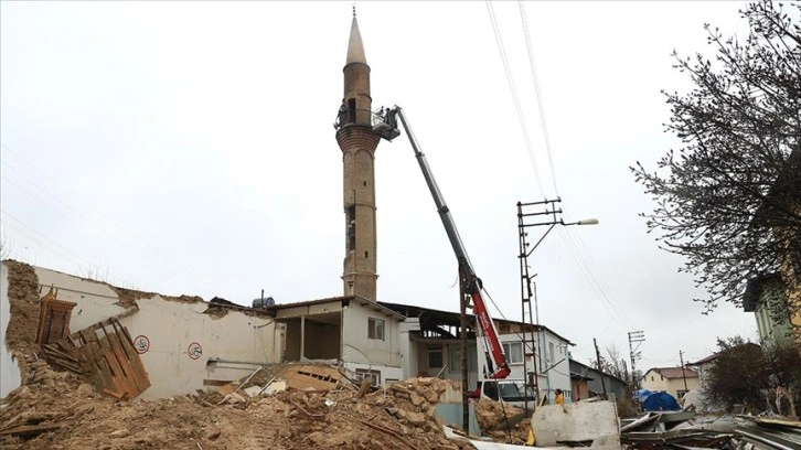 Malatya'da depremde ağır hasar gören cami ve minaresi iş makinesiyle yıkıldı