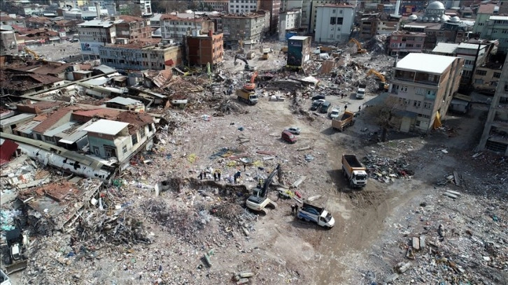 Malatya'da depremde yıkılan binaların enkazını kaldırma çalışmaları sürüyor