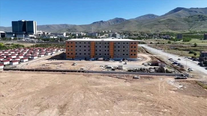 Malatya'da depremde yıkılan okullar hayırseverlerin desteğiyle yeniden yapılıyor