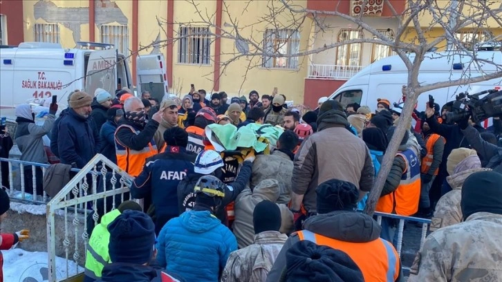 Malatya'da enkaz altında kalan hamile kadın ve kaynanası 70 saat sonra kurtarıldı