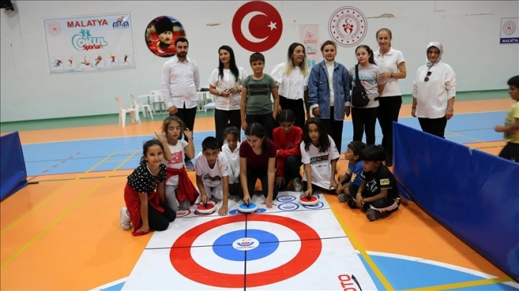 Malatya'da konteyner kentte kalan çocuklar, curling etkinliğinde buluştu