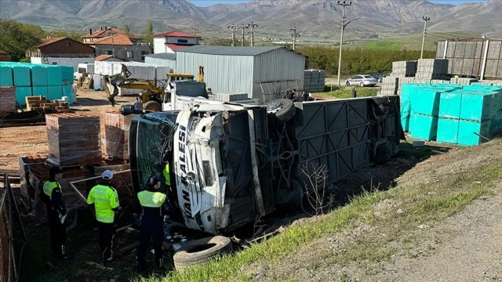 Malatya'da otomobille otobüsün çarpışması sonucu 22 kişi yaralandı