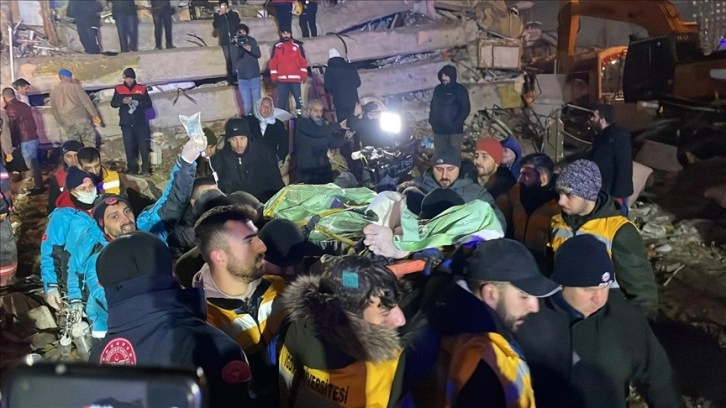 Malatya'da yıkılan binanın enkazından yaklaşık 19 saat sonra 1 kişi kurtarıldı