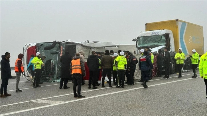 Malatya'da yolcu otobüsünün devrilmesi sonucu 3 kişi öldü, 29 kişi yaralandı
