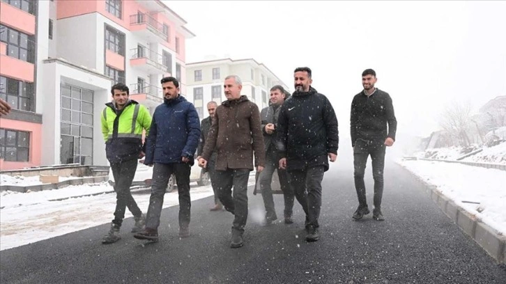 Malatya'daki deprem konutlarının yol yapım çalışmaları sürüyor