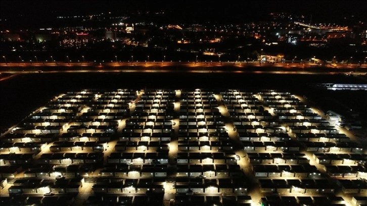 Malatya'daki en büyük konteyner kentte akşam da hayat böyle sürüyor