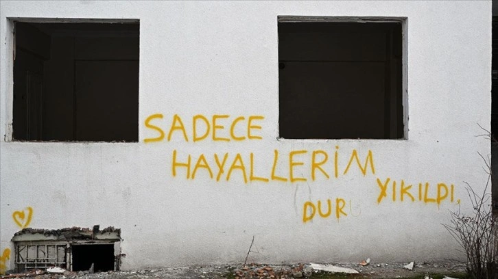 Malatyalı depremzedeler sevgi ve umutlarını duvar yazılarına aktardı