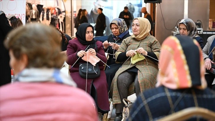 Malatyalı kadınlar depremzedeler için battaniye örüyor