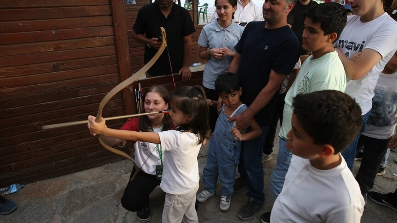Malazgirt Zaferi etkinliklerinin ilk g&uuml;n&uuml;nde 3 bini aşkın kişi ok atmayı deneyimledi
