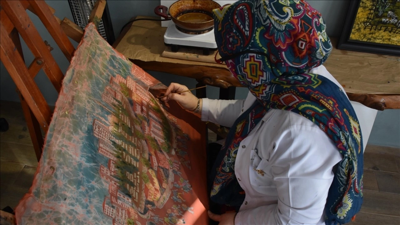 Malezya'nın batik sanatı Trabzonlu &ouml;ğretmenin at&ouml;lyesinde hayat buluyor