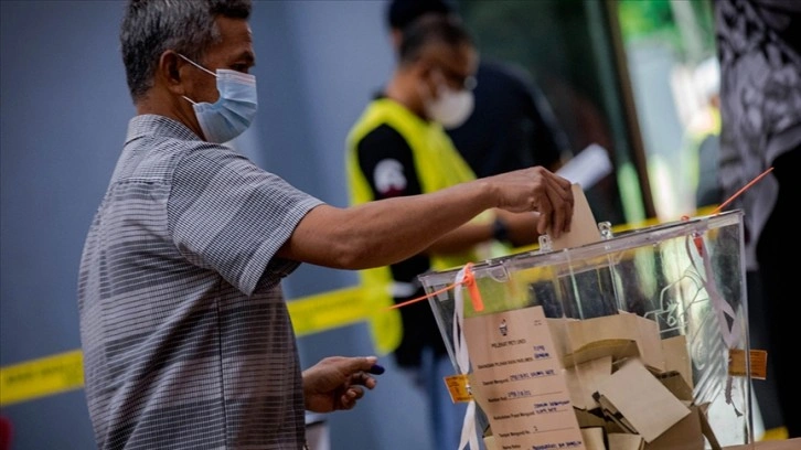 Malezya'daki seçim yarışı Enver İbrahim ve Muhyiddin Yasin arasında geçiyor