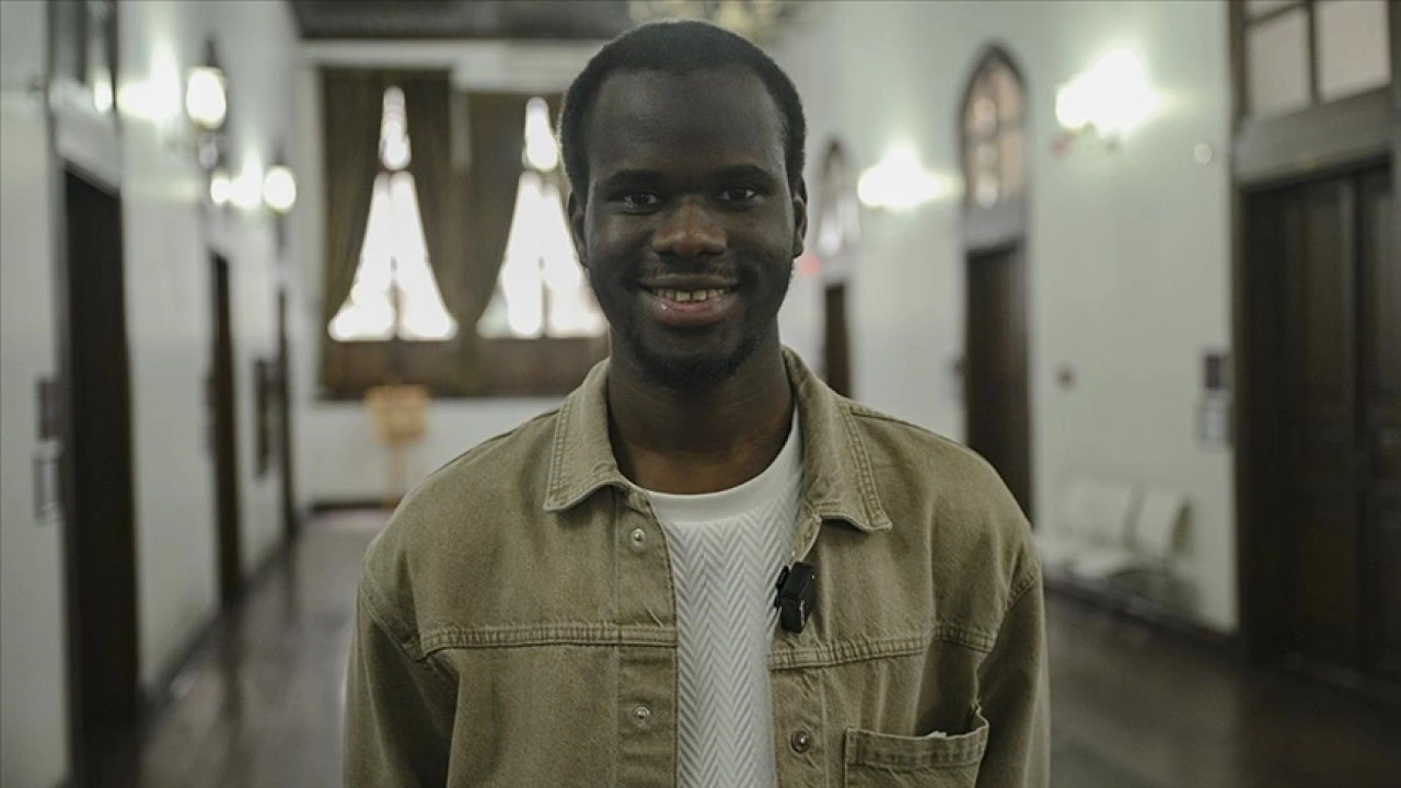 Mali'de iftarda sofralar iki kez kuruluyor, yemekler camide yeniyor