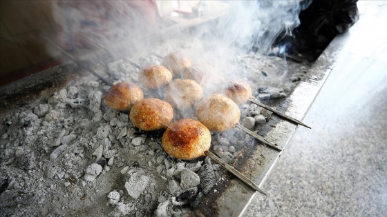 Mangal ateşi Adana'nın tescilli içli köftesine lezzet kattı