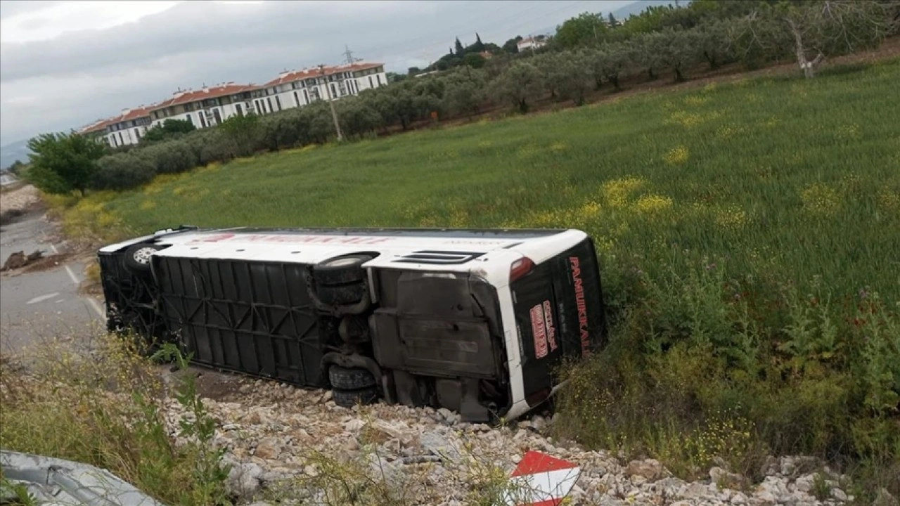 Manisa'da yolcu otobüsünün devrildiği kazada 16 kişi yaralandı