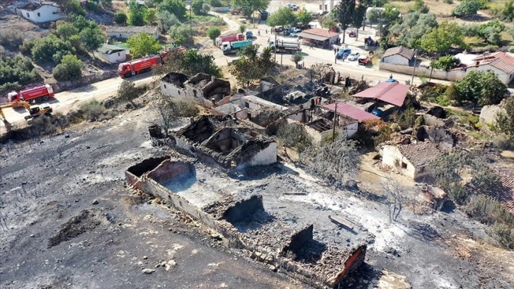 Manisa Saruhanlı'daki orman yangınını söndürme çalışmaları ikinci gününde sürüyor