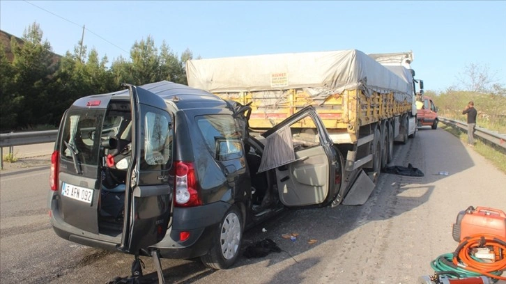 Manisa'da hafif ticari aracın tıra çarpması sonucu 3 kişi öldü, 1 kişi yaralandı