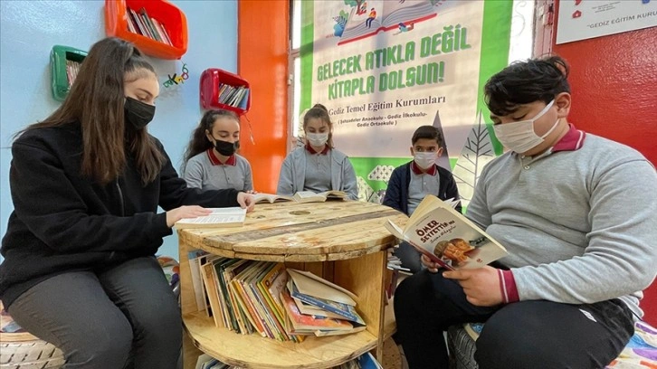 Manisa'da ortaokul öğrencileri atık malzemeden kütüphane kurdu