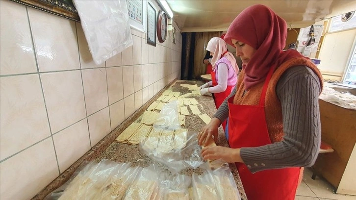 Manisa'da Ramazan ayına özel yapılan susamlı helva, iftar sofralarını lezzetlendiriyor