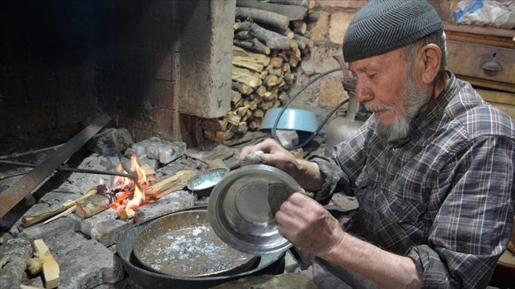 Manisalı 83 yaşındaki kalaycı, dede mesleğini 73 yıldır sürdürüyor