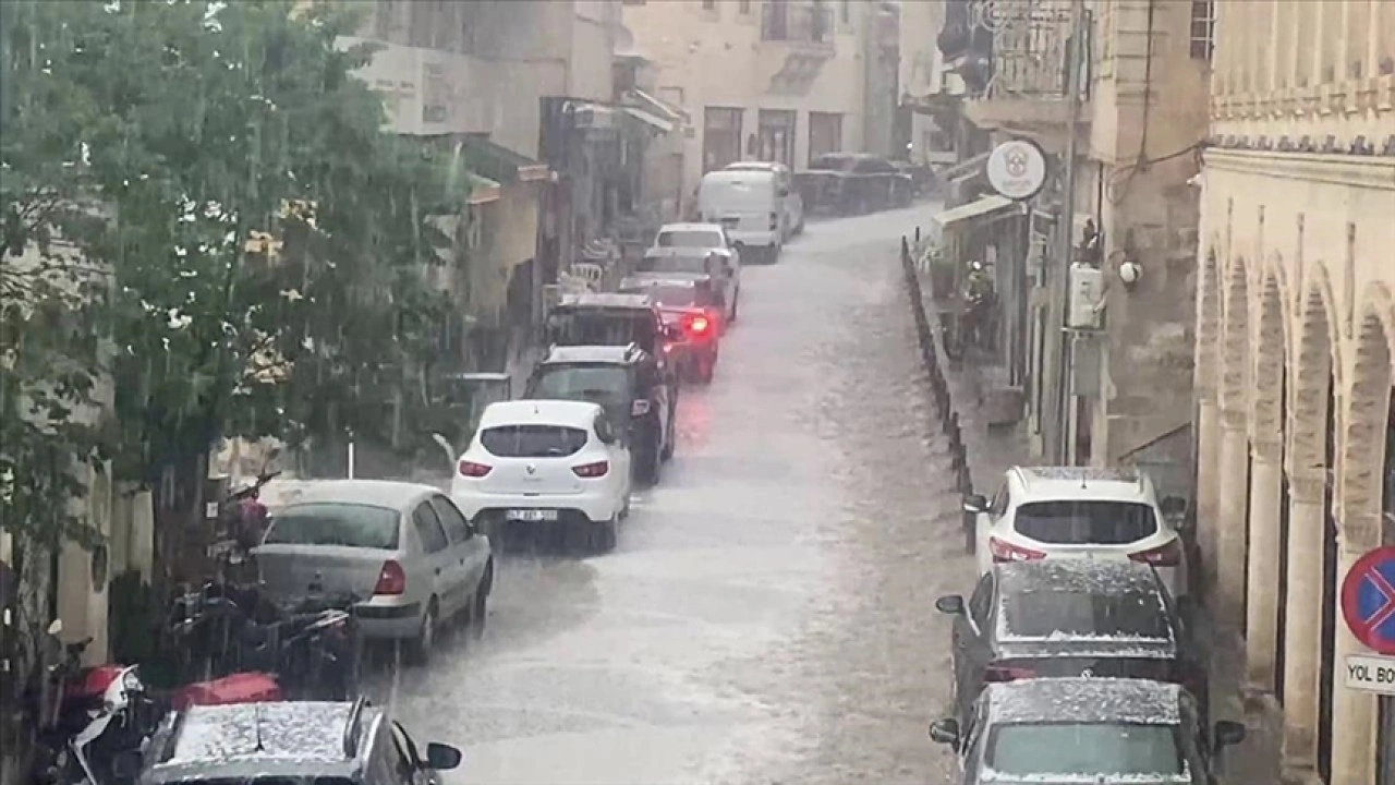 Mardin'de dolu ve sağanak etkili oldu