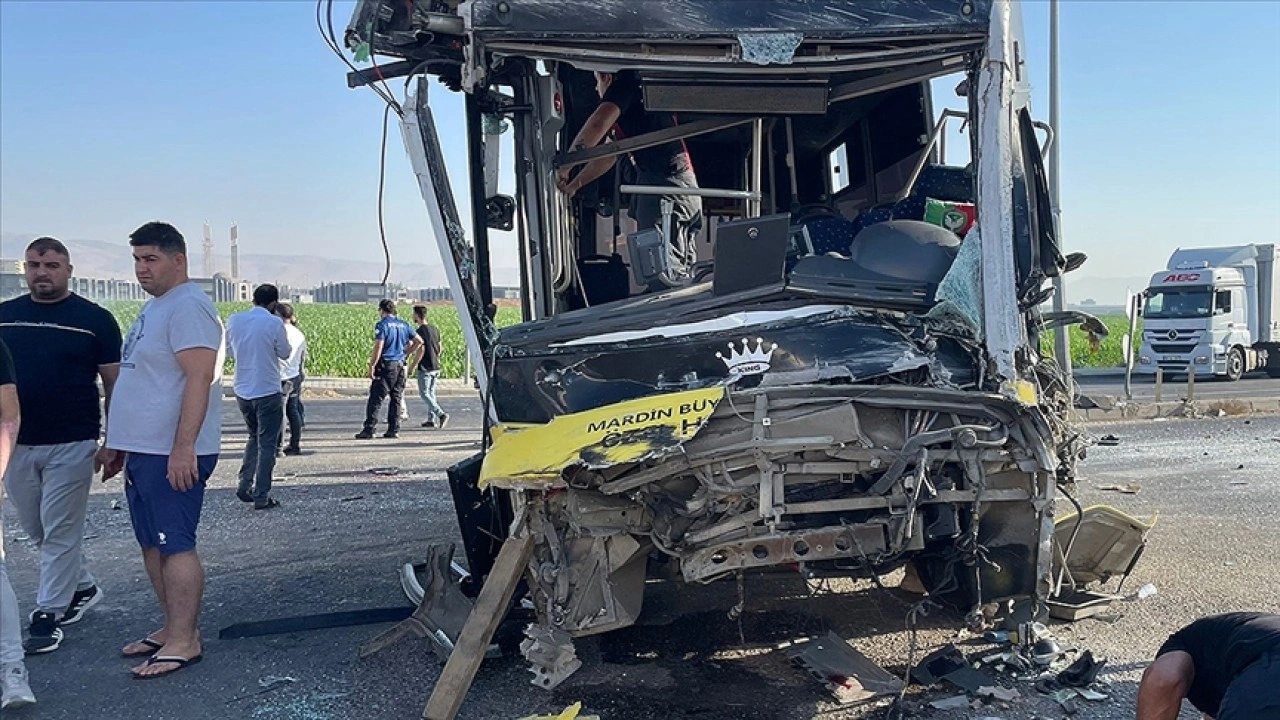 Mardin'de halk otobüsü ile tırın çarpıştığı kazada 10 kişi yaralandı