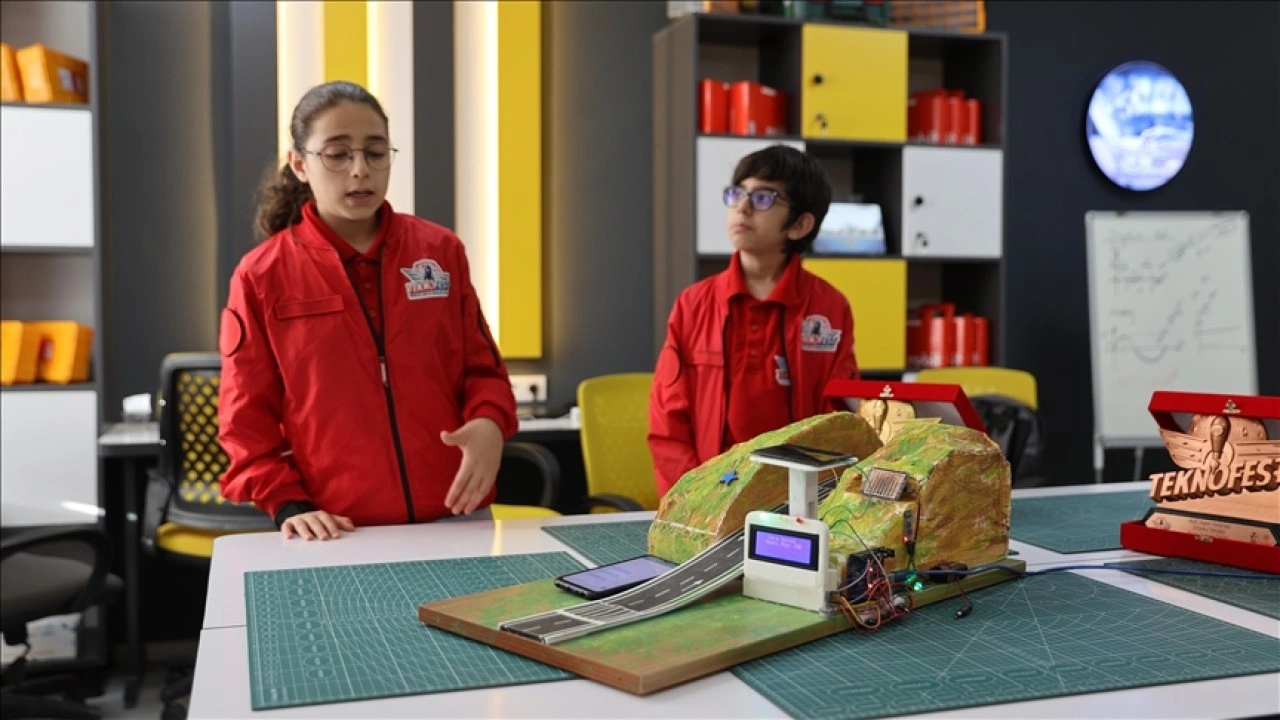 Mardin'de öğrenciler iklim şartlarına göre değişen trafik levhası tasarladı