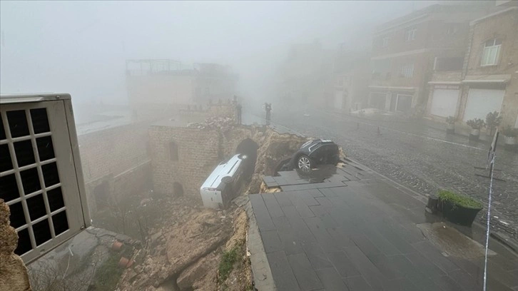 Mardin'de sağanak nedeniyle çöken yoldaki 2 araç zarar gördü