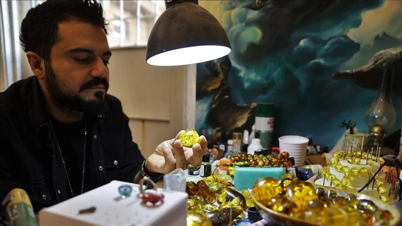 Mardinli "Sofi Usta" tespih tanelerinin i&ccedil;ine sembol camileri işliyor