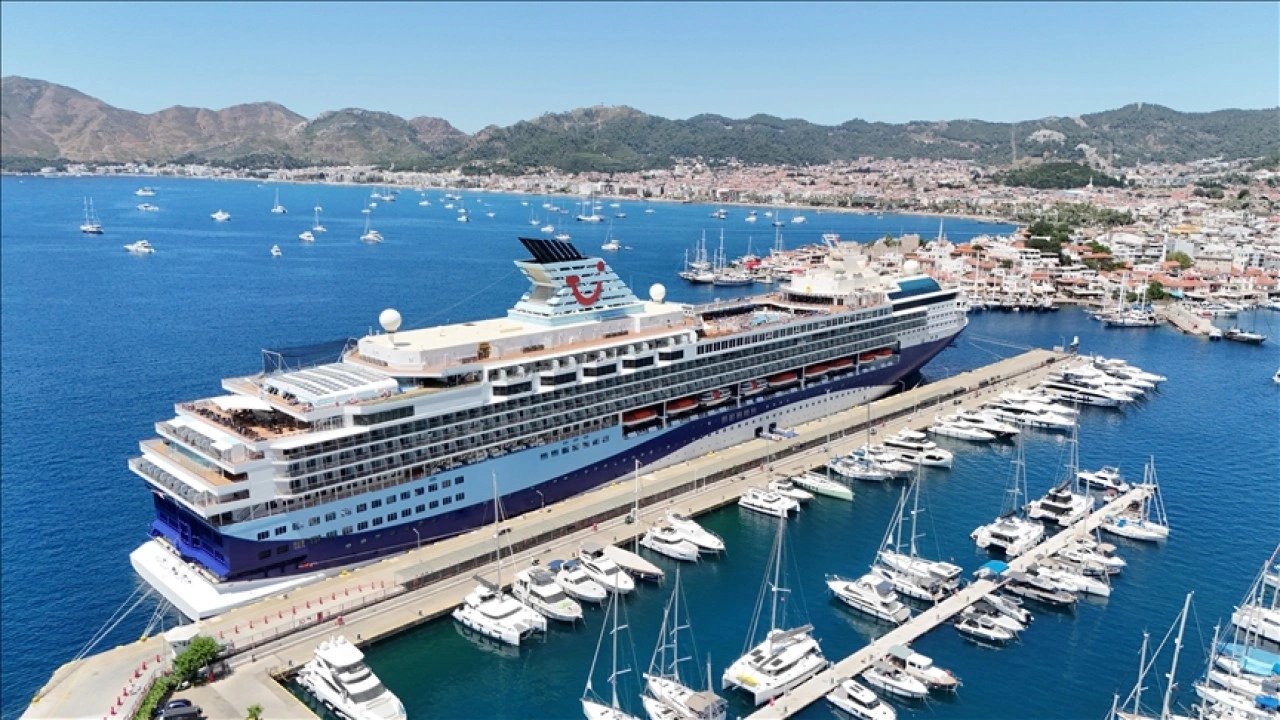 “Marella Explorer" kruvaziyeri Marmaris'e 1896 turist getirdi