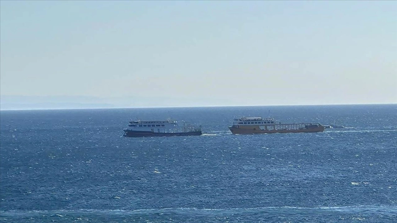 Marmara Adası açıklarında makine dairesinde yangın çıkan feribot iskeleye yanaştırıldı