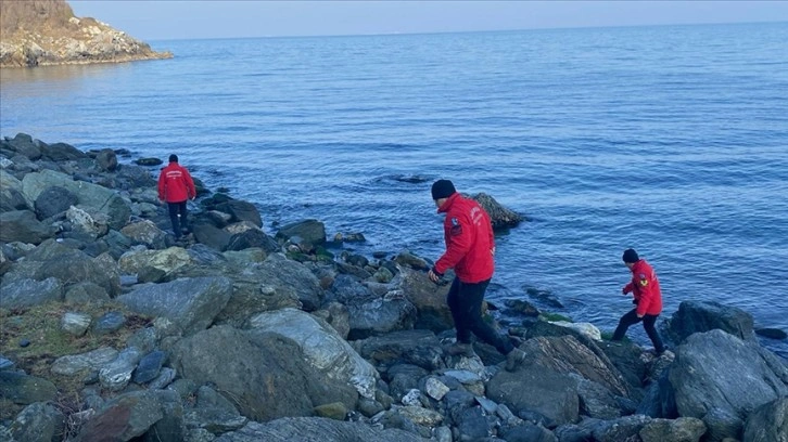 Marmara Denizi'nde batan geminin mürettebatını arama çalışmaları sürüyor