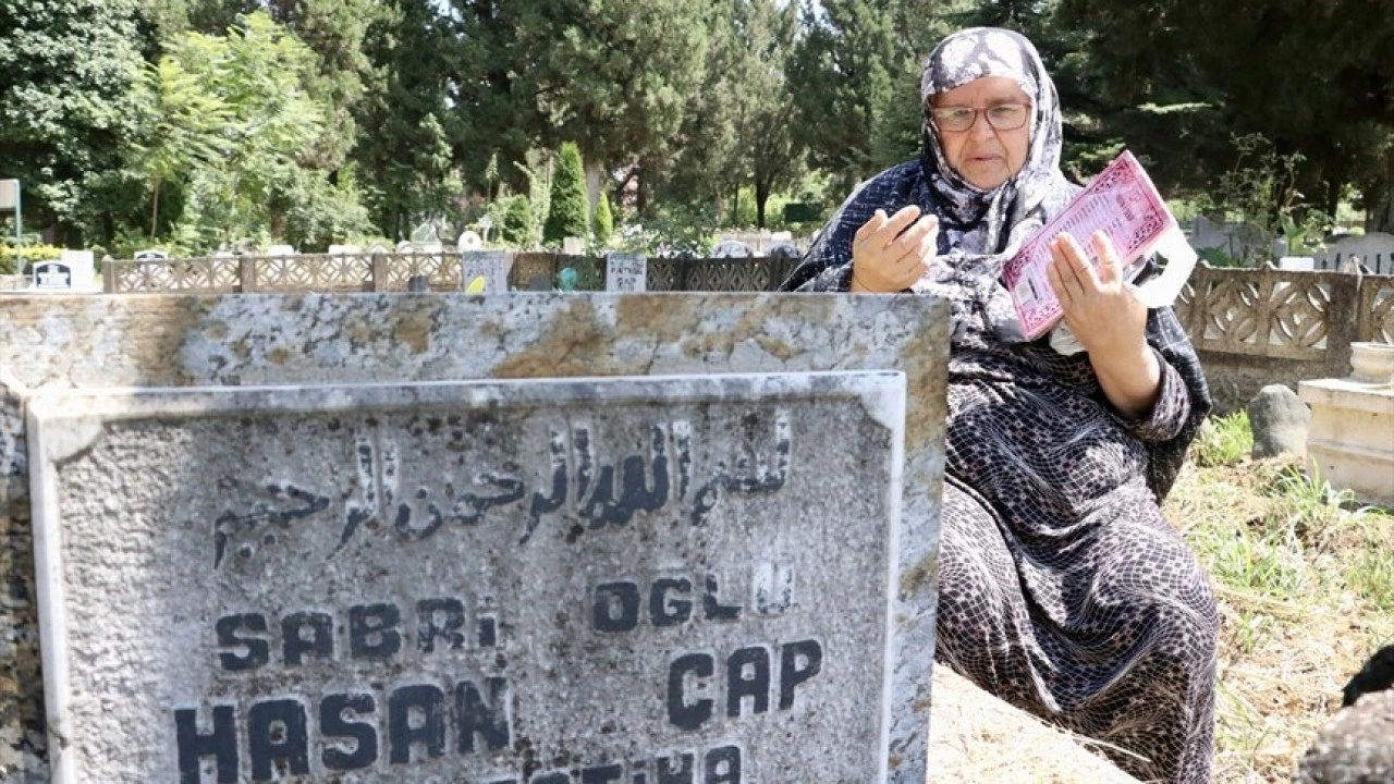 Marmara Depremi'nde kaybettiği oğlu ve gelininin acısını 27 yıldır y&uuml;reğinde hissediyor