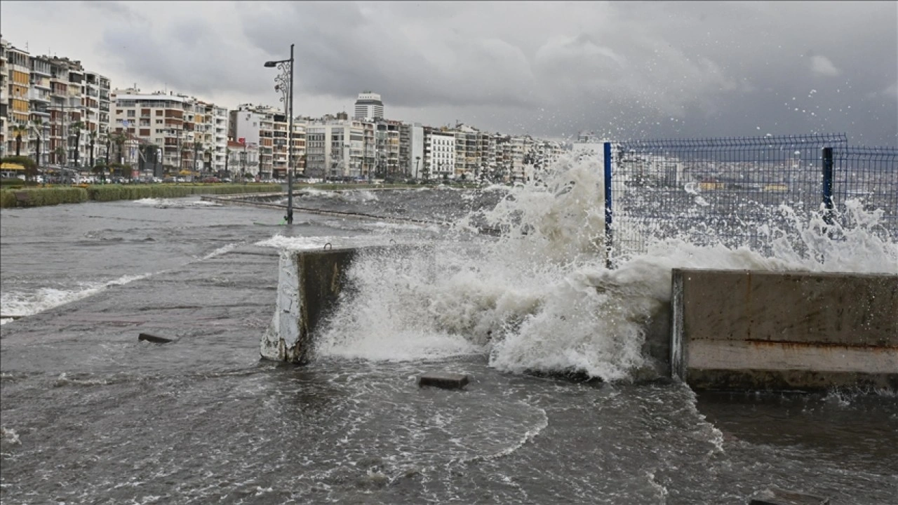 Marmara ile Kuzey Ege'de fırtına ve kuvvetli gök gürültülü sağanak bekleniyor